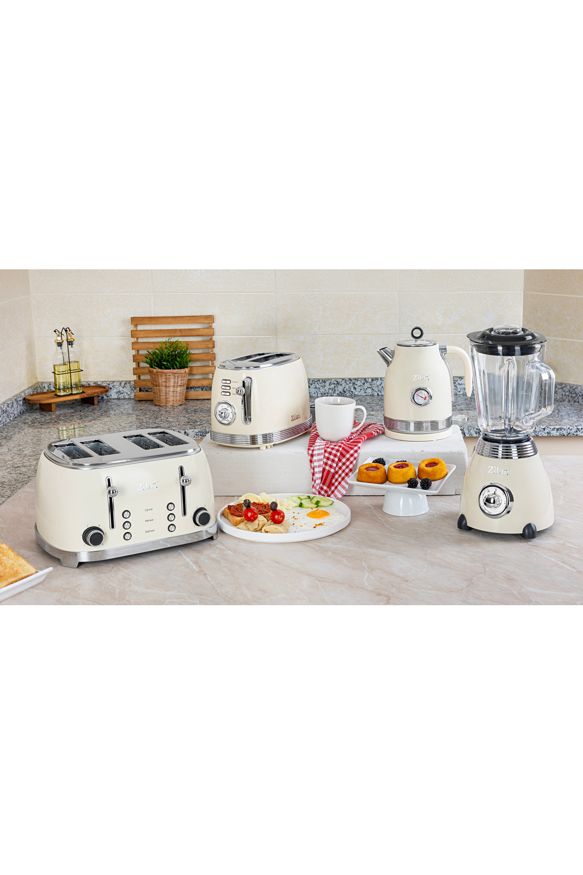 Mutfak aletleri: tost makineleri, su ısıtıcısı, blender, tabakta kahvaltı.