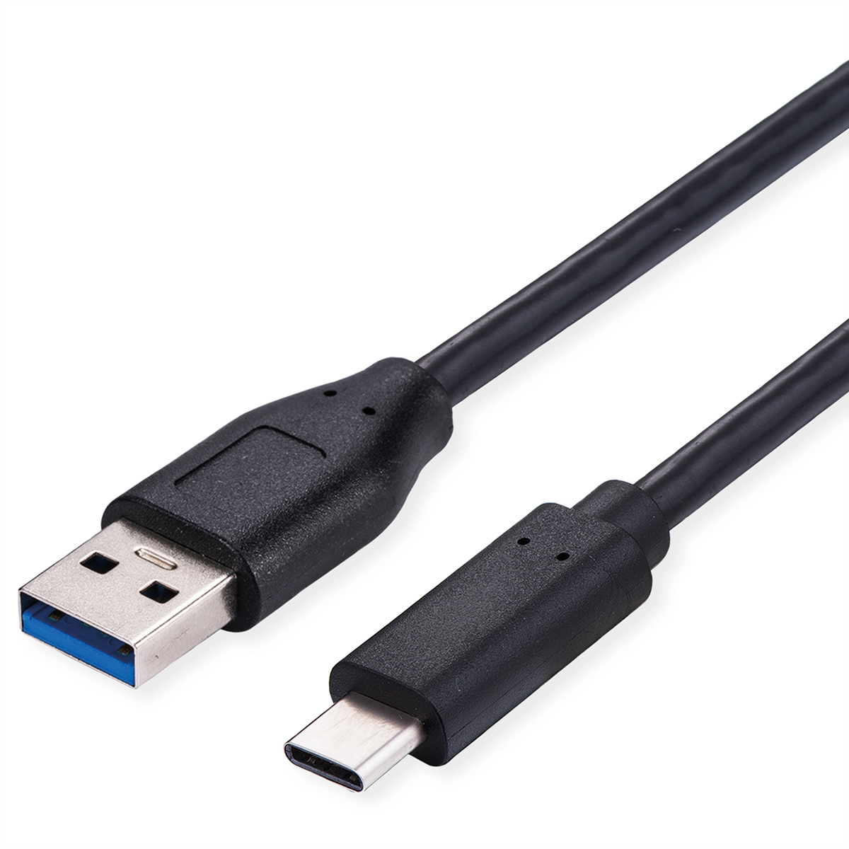 Ein schwarzes USB-A-zu-USB-C-Kabel liegt auf weißem Hintergrund.