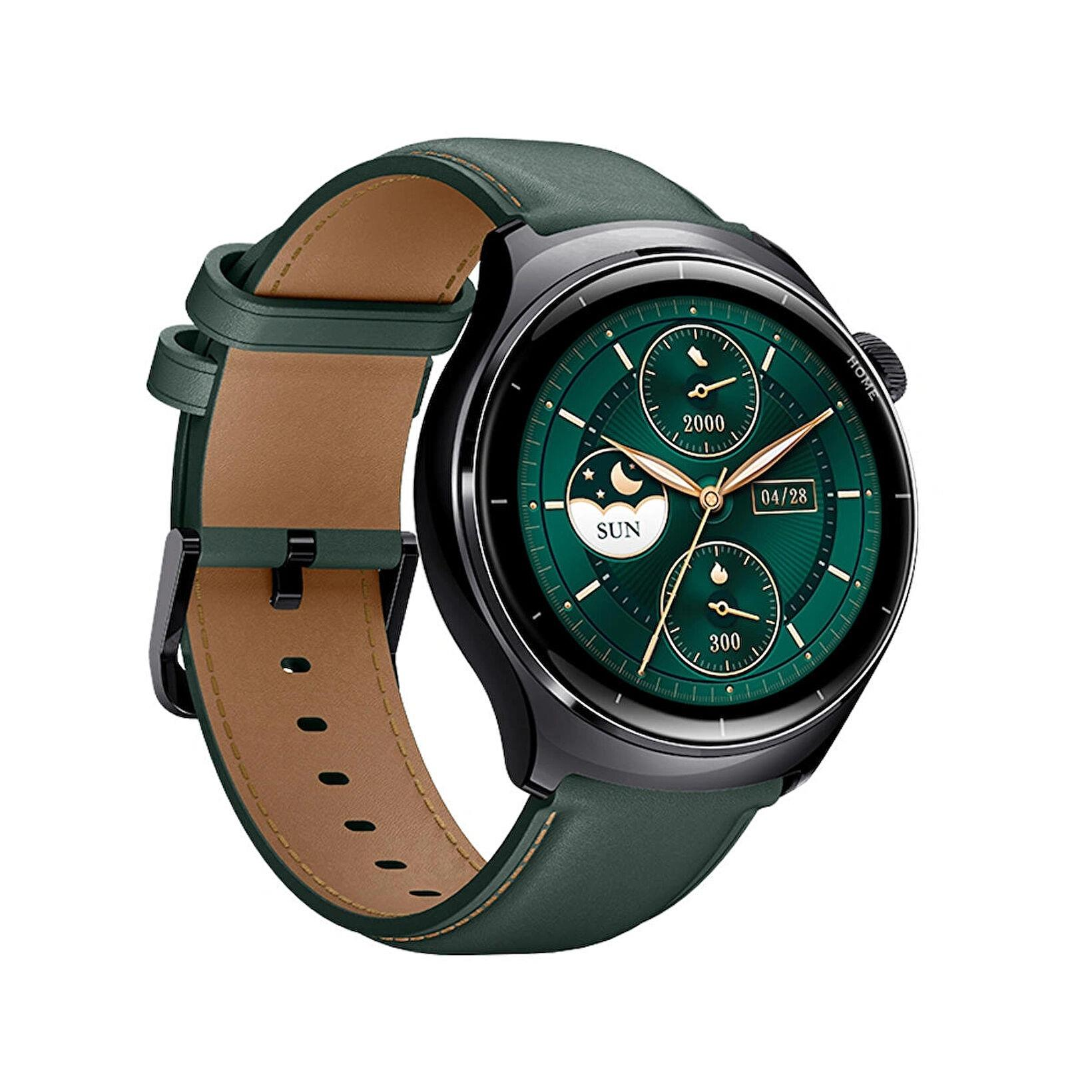 Uno smartwatch verde con cinturino in pelle marrone su sfondo bianco.