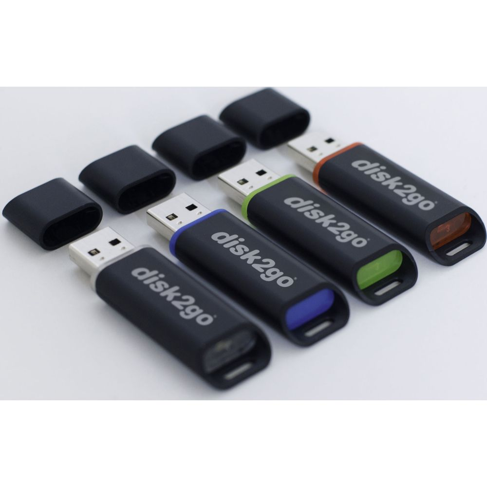 Vier schwarze USB-Sticks mit farbigen Enden (blau, grün, orange) liegen nebeneinander.