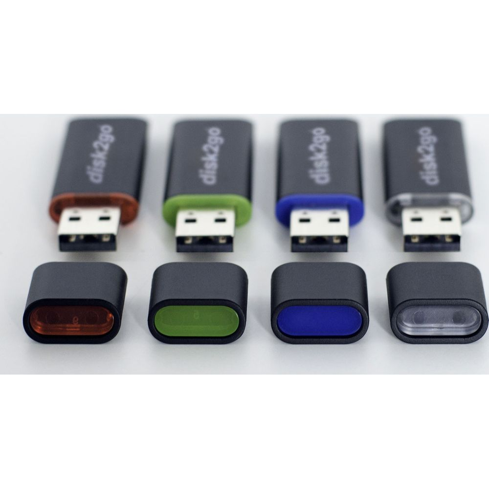 Vier USB-Sticks mit farbigen Kappen: rot, grün, blau und transparent.