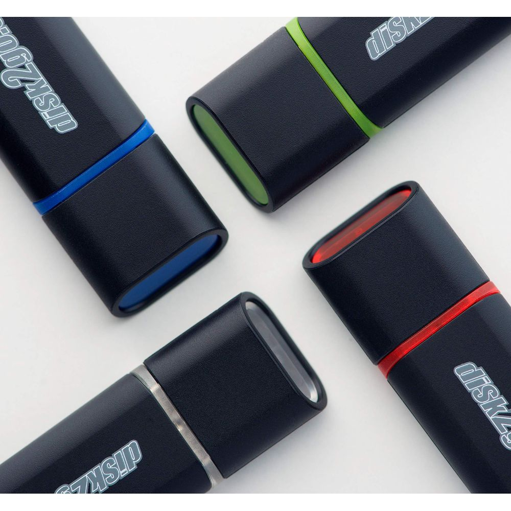 Quattro chiavette USB nere con accenti blu, verdi, rossi e argento.