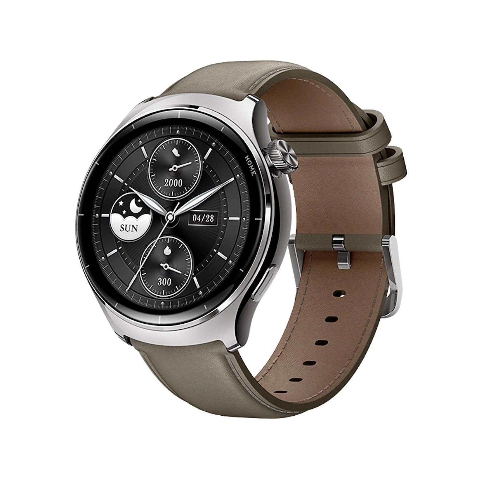 Smartwatch argentato con cinturino in pelle marrone e quadrante scuro.
