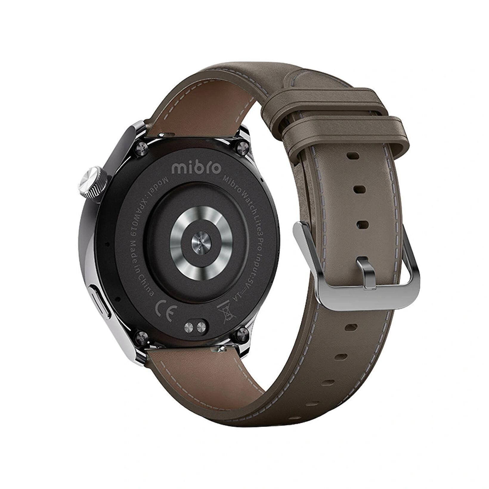 Vista posteriore di uno smartwatch marrone grigiastro con cinturino in pelle e fibbia argentata.