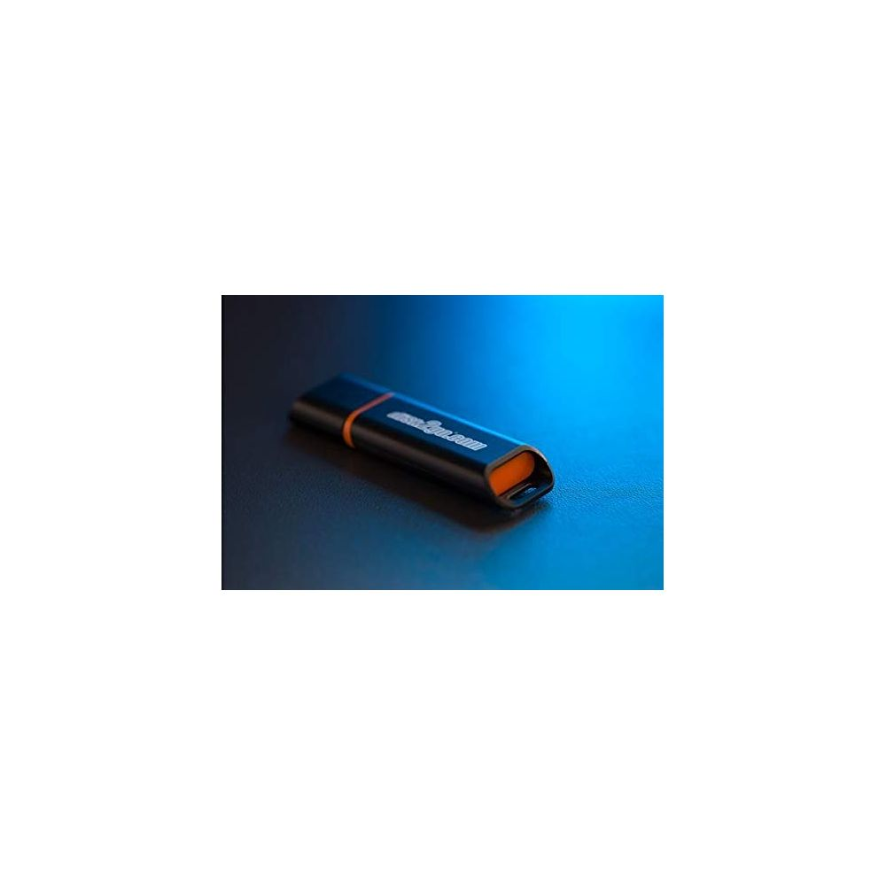 Clé USB noire avec accents orange sur fond sombre.