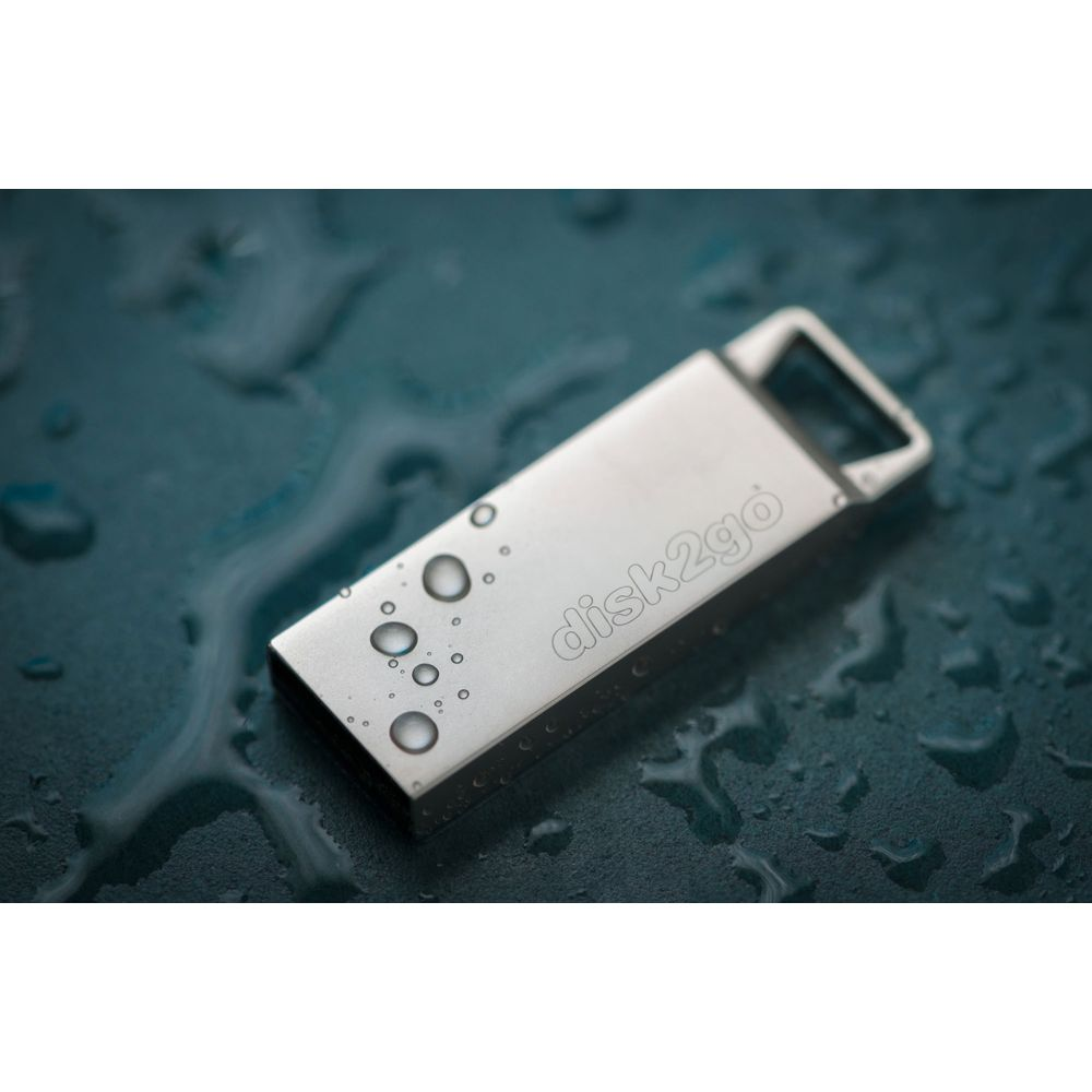 Silberner USB-Stick mit Wassertropfen auf dunklem Untergrund.