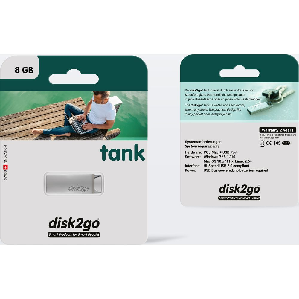Ein Mann mit Laptop sitzt auf einem Holzsteg. Ein USB-Stick liegt daneben.