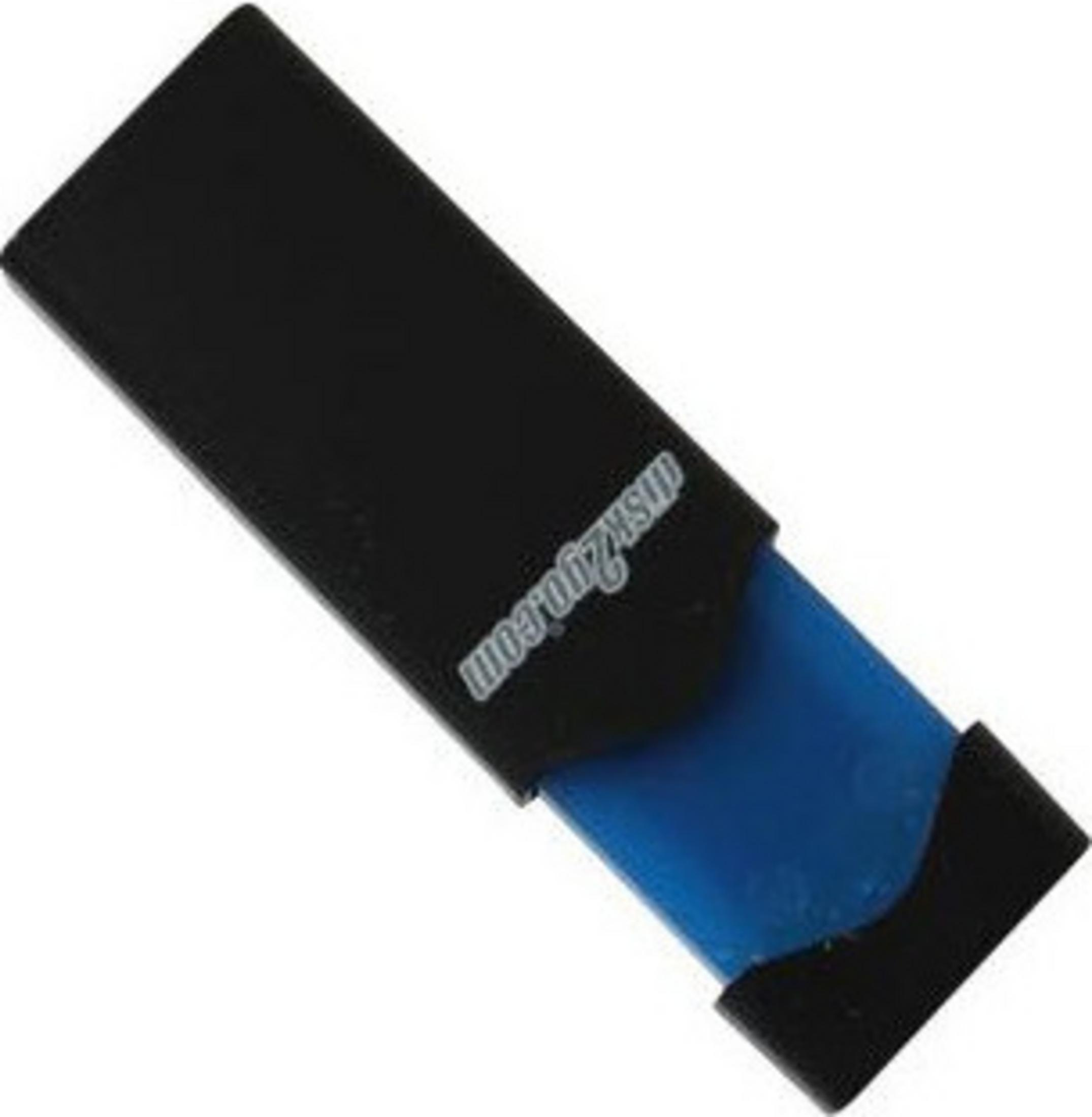 Un'unità USB nera con nucleo blu e logo su sfondo bianco.
