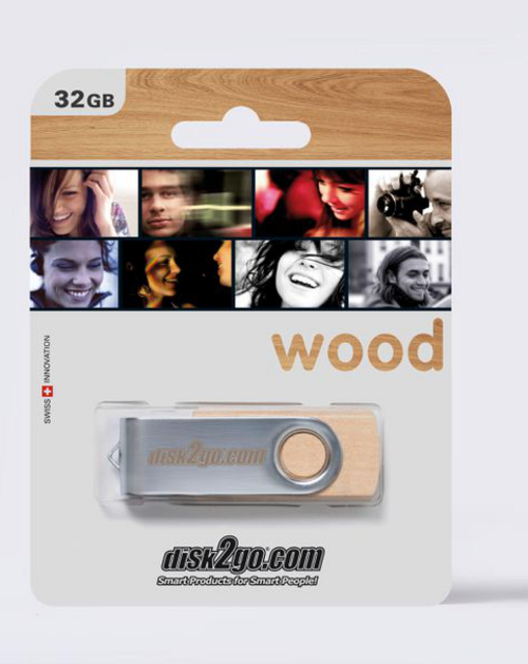 Clé USB 32 Go avec design en bois dans emballage avec portraits.
