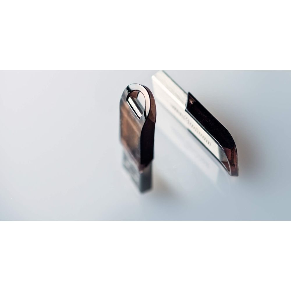 Deux clés USB sont posées côte à côte sur une surface blanche.