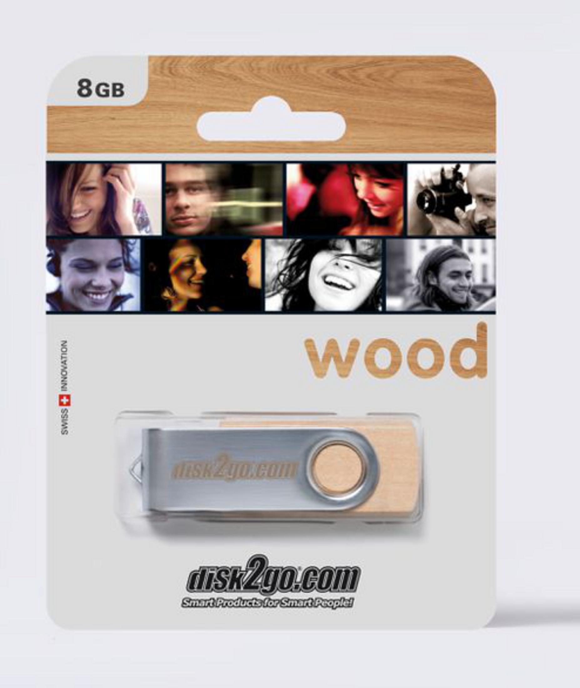 Une clé USB disk2go.com de 8 Go dans un emballage en bois et argent, avec un collage de visages souriants et 