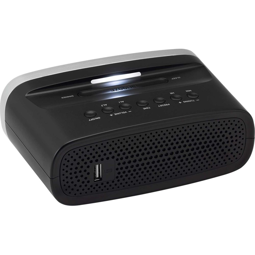 Czarny cyfrowy budzik z przyciskiem drzemki, regulatorami głośności i portem USB.