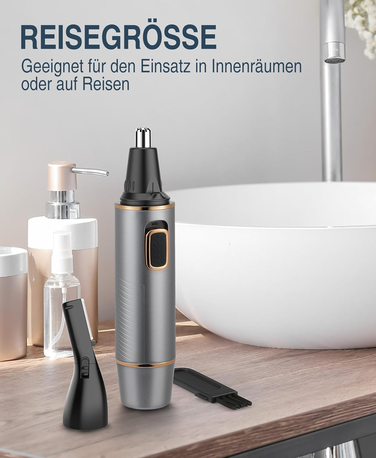 Ein silberner Nasenhaartrimmer mit Zubehör steht neben einer Spenderflasche und einer Bürste.