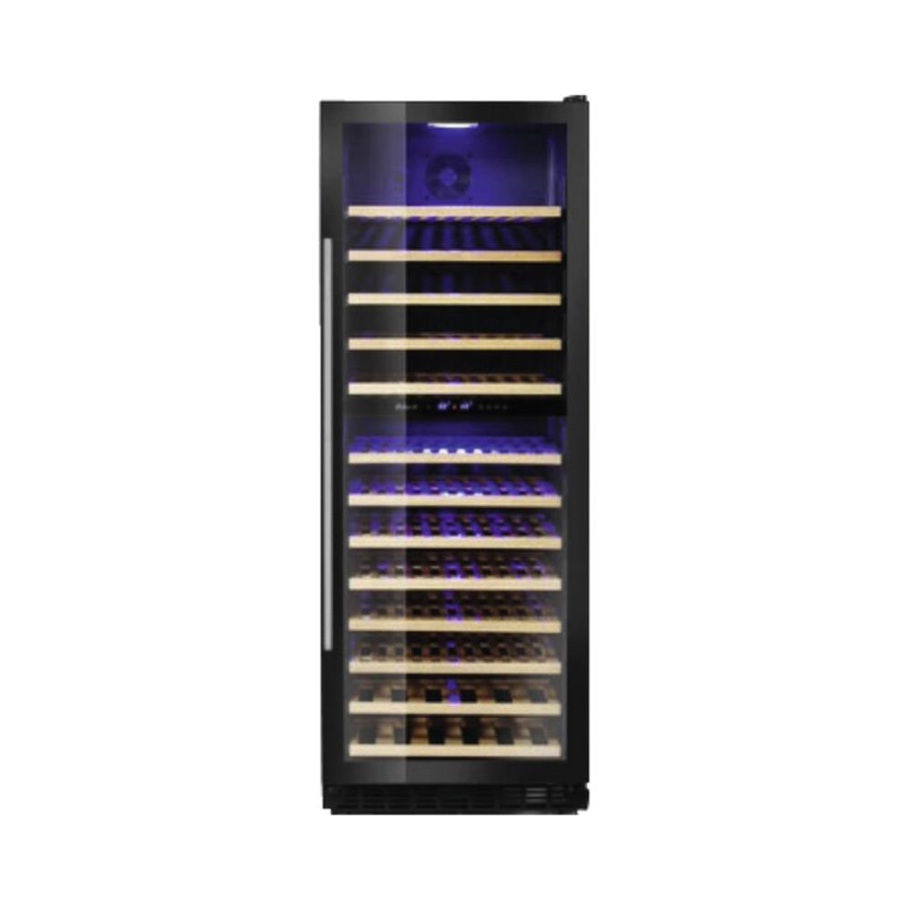 Ein schwarzer Weinkühlschrank mit Glastür und Holzböden, blau beleuchtet.