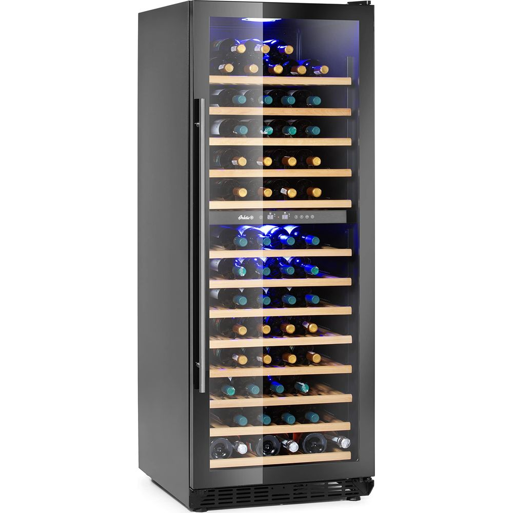 Ein schwarzer Weinkühlschrank mit Glastür, gefüllt mit vielen Weinflaschen.