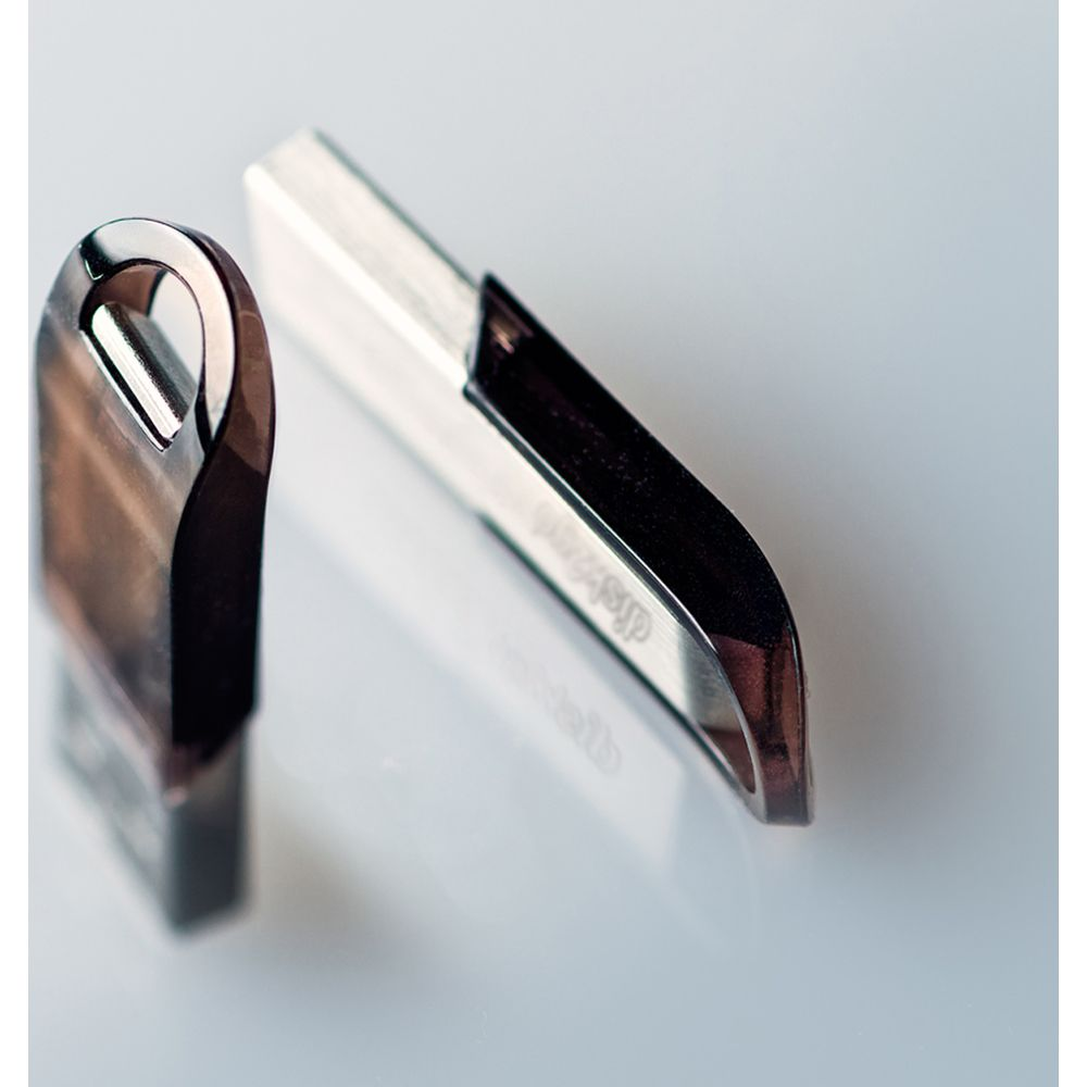 Deux clés USB argentées avec boîtier sombre sur fond blanc.