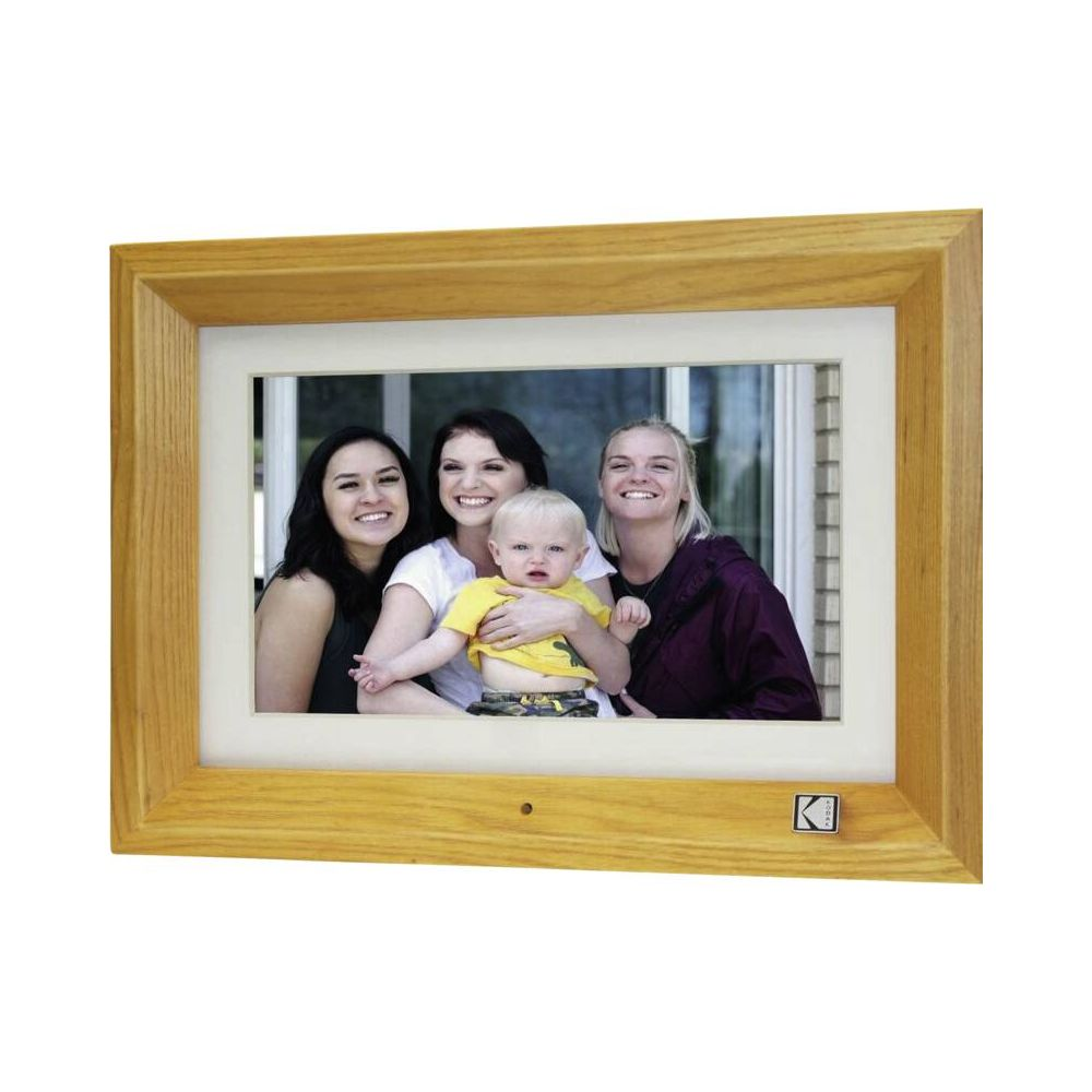 Drewniana ramka ze zdjęciem dwóch kobiet trzymających dziecko.