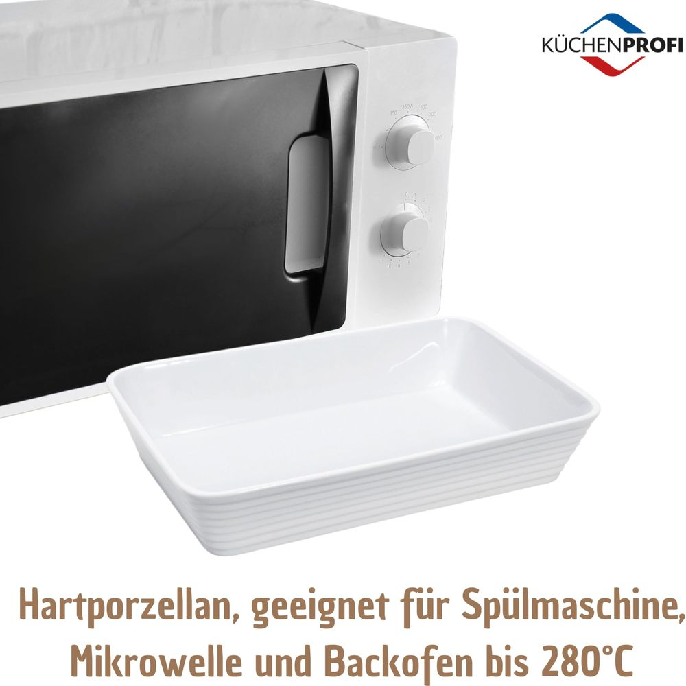 Eine weiße Mikrowelle mit einer weißen Auflaufform davor. KÜCHENPROFI Logo oben rechts.