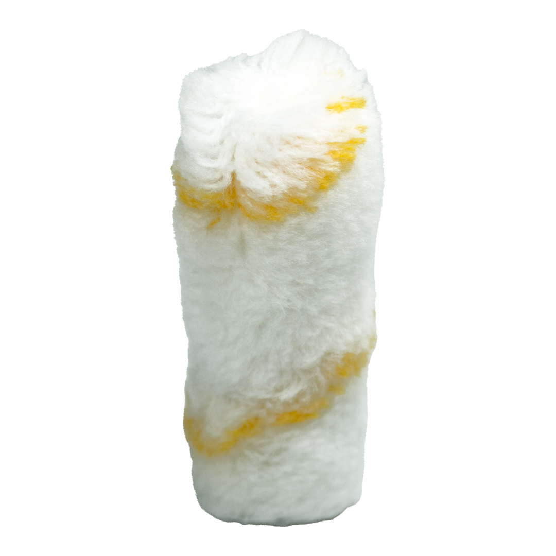 Een witte verfroller met gele strepen.