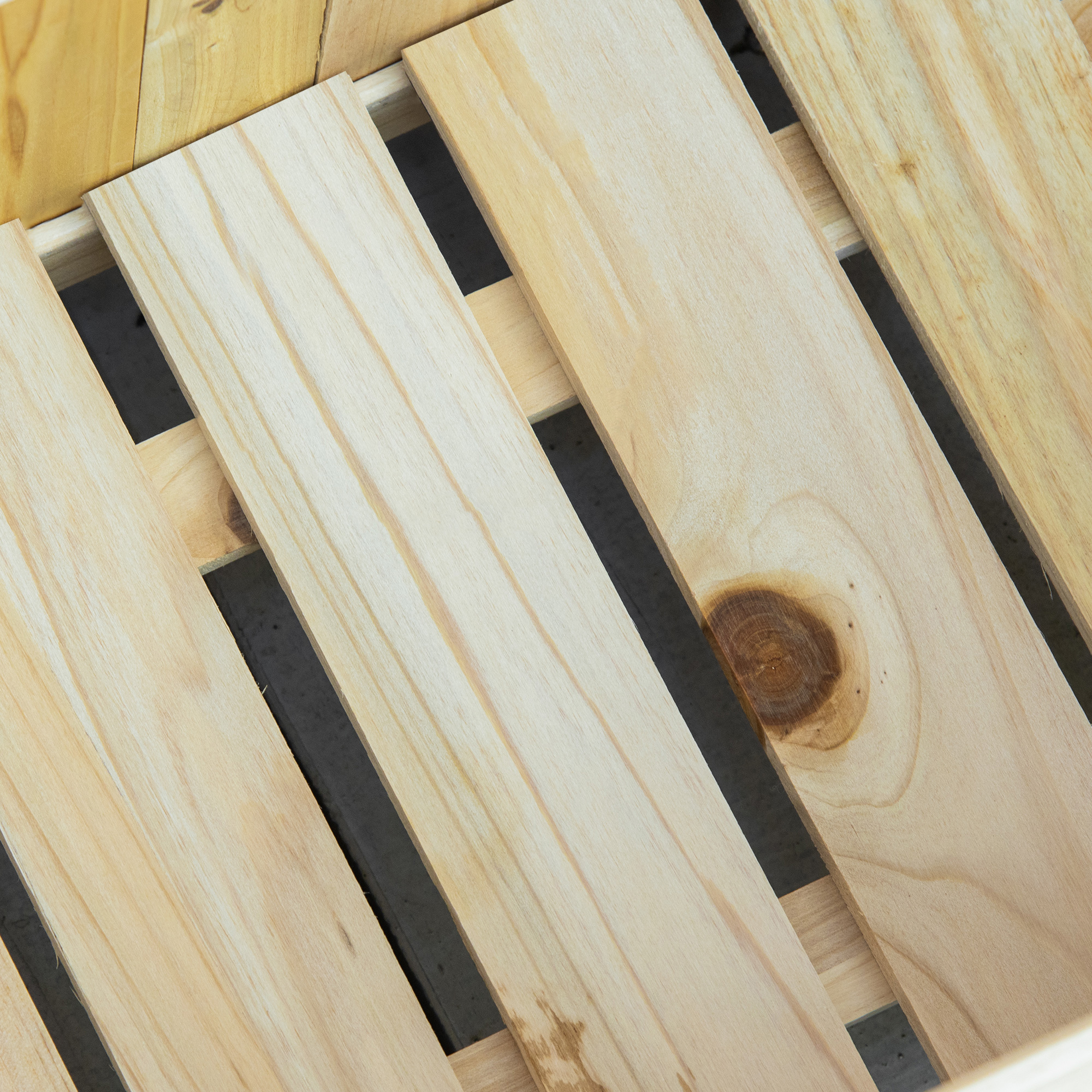 Holzlatten einer Kiste mit sichtbaren Maserungen und Astlöchern.