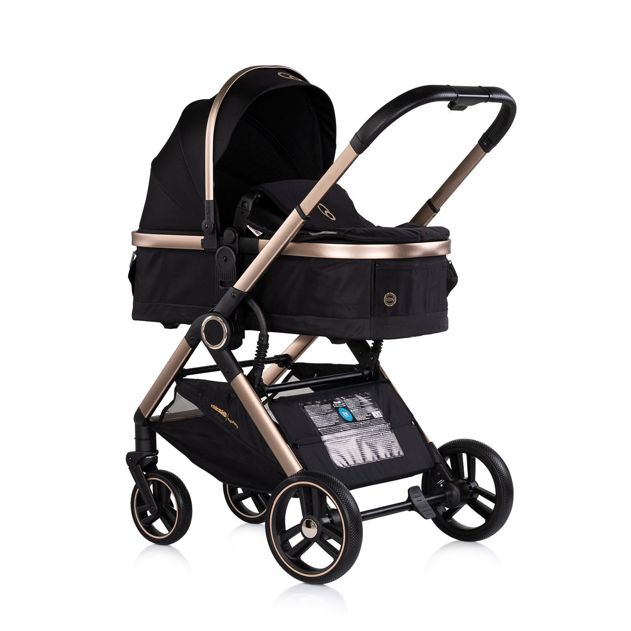 Schwarzer Kinderwagen mit goldenen Akzenten, Vorderradantrieb, auf weißem Hintergrund.