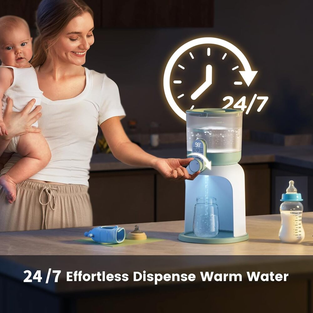 Femme tenant bébé, distribuant de l'eau dans un bocal 24/7.