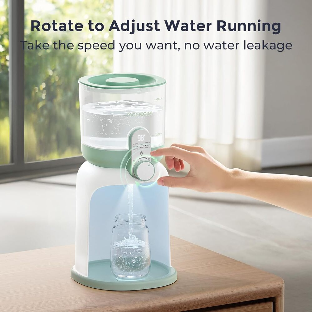 Une main ajuste un cadran sur un distributeur d'eau, versant de l'eau dans un verre.