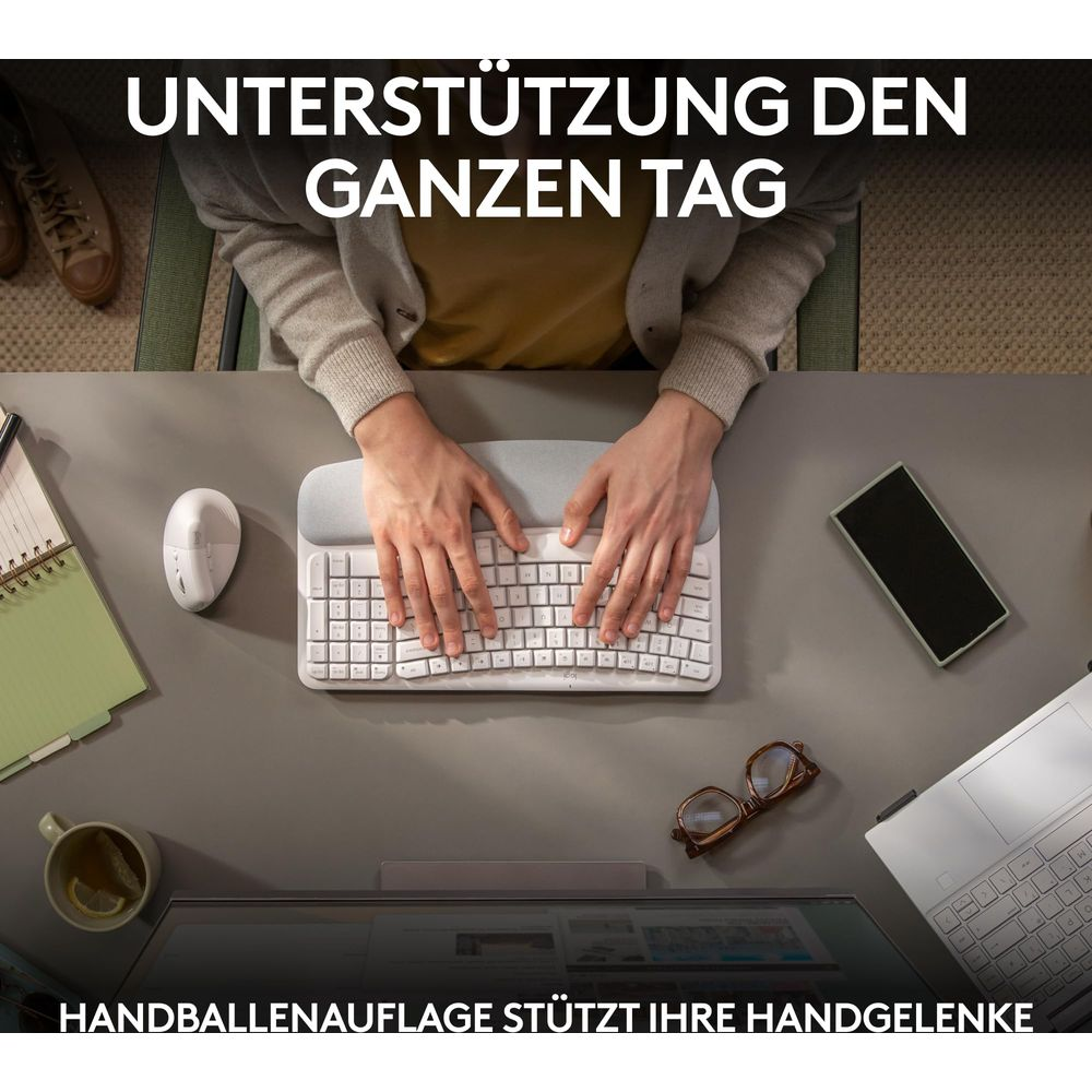 Osoba pisze na klawiaturze z widoczną podpórką na nadgarstki.