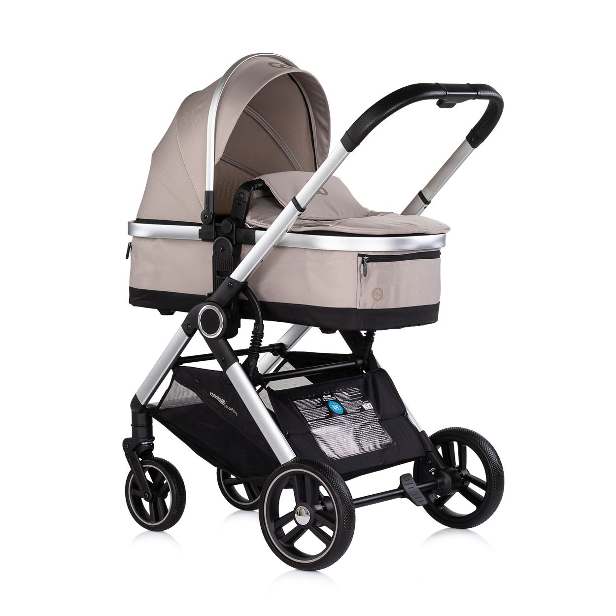 Ein beiger Kinderwagen mit silbernem Gestell und schwarzen Rädern.