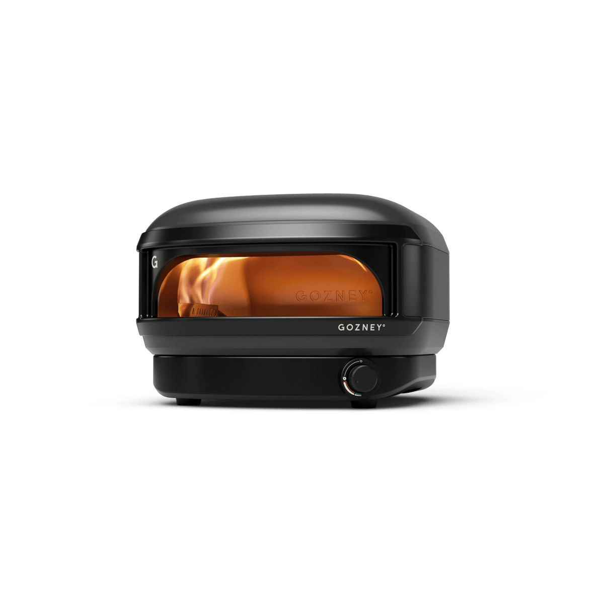 Ein schwarzer Pizzaofen mit leuchtender Flamme im Inneren, auf weißem Hintergrund.
