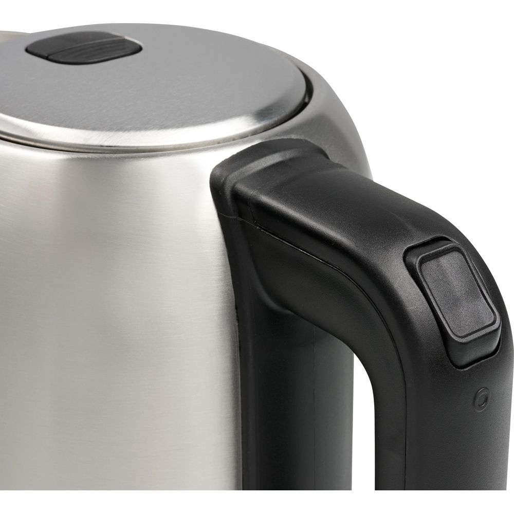 Zbliżenie srebrnego czajnika z czarnym uchwytem i przyciskiem.