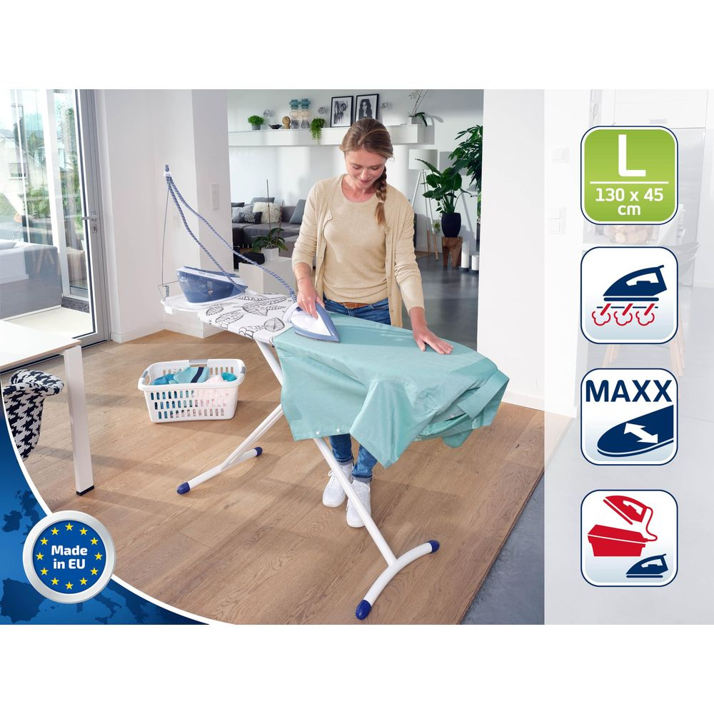 Kobieta prasuje na desce do prasowania żelazkiem parowym. Obok kosz.