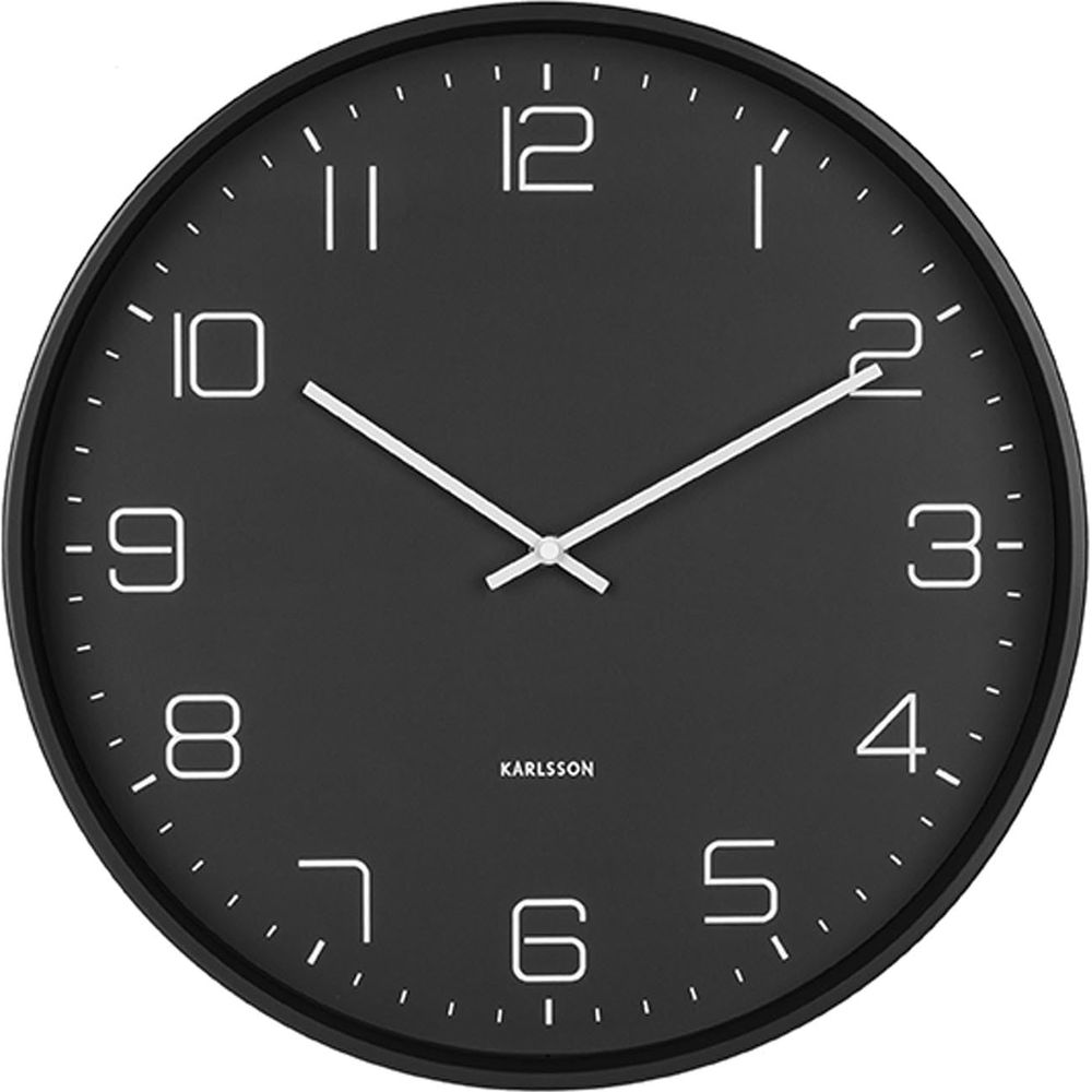 Eine schwarze Wanduhr mit weißen Ziffern und Zeigern.
