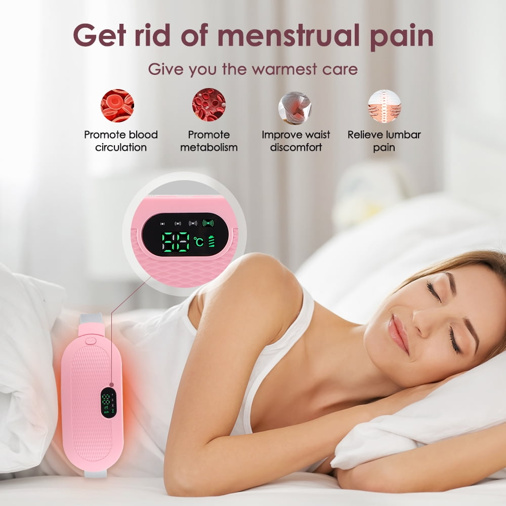 Eine Frau schläft, während ein rosa Heizgürtel um ihre Taille getragen wird.