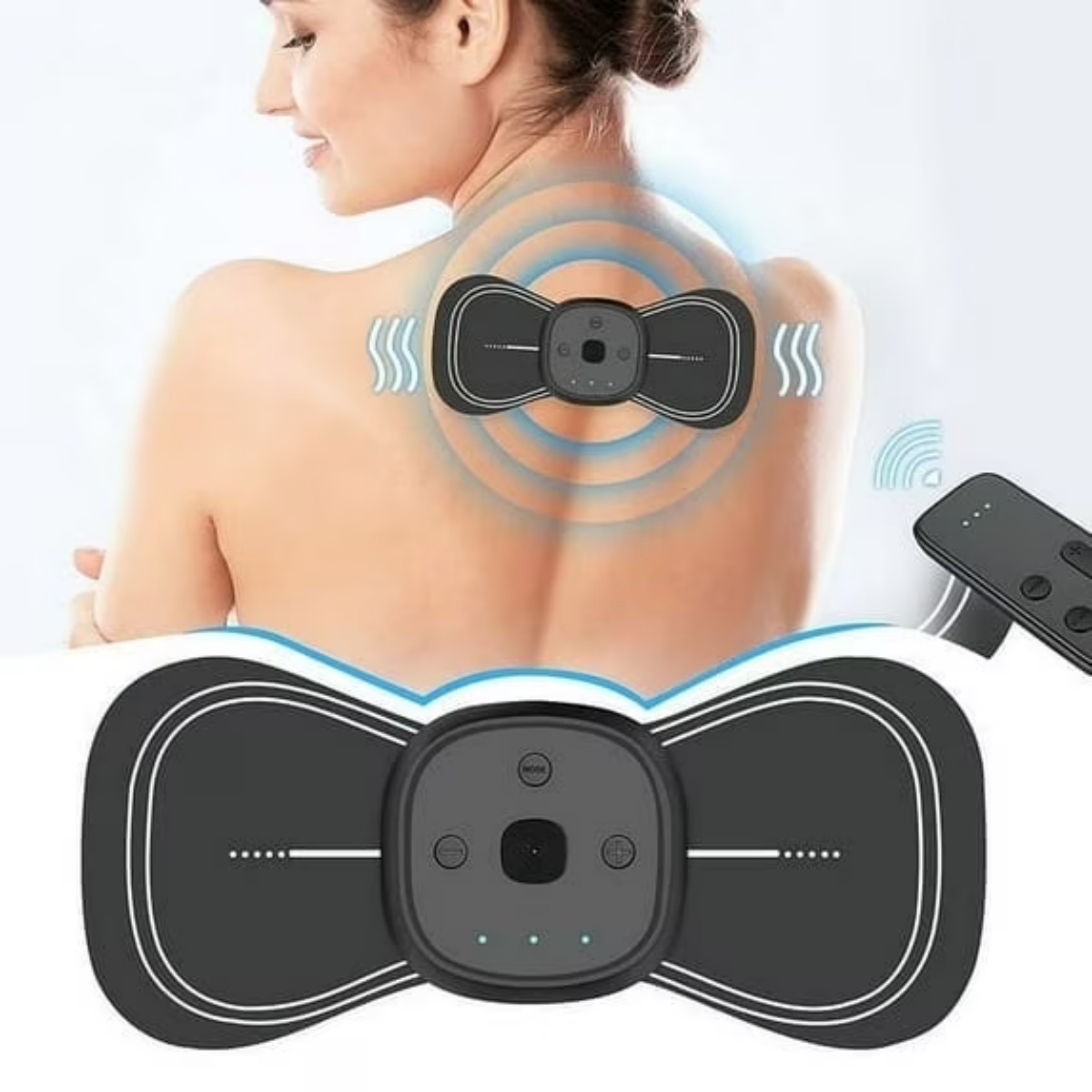 Eine Frau mit einem Massagegerät auf dem Rücken und einer Fernbedienung.