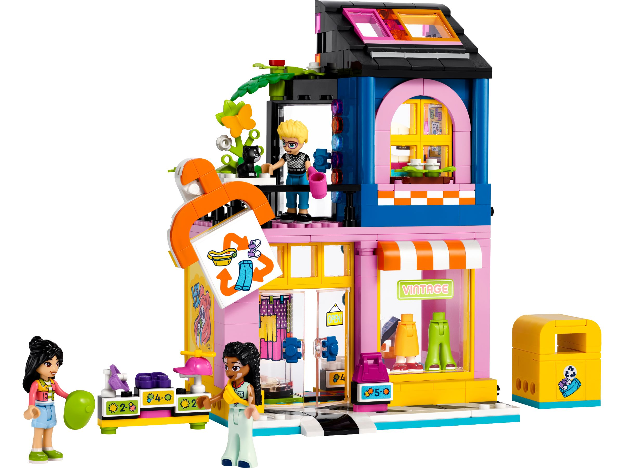 Ein buntes Lego-Modell eines Vintage-Ladens mit Minifiguren, einem Hund und einem Mülleimer.