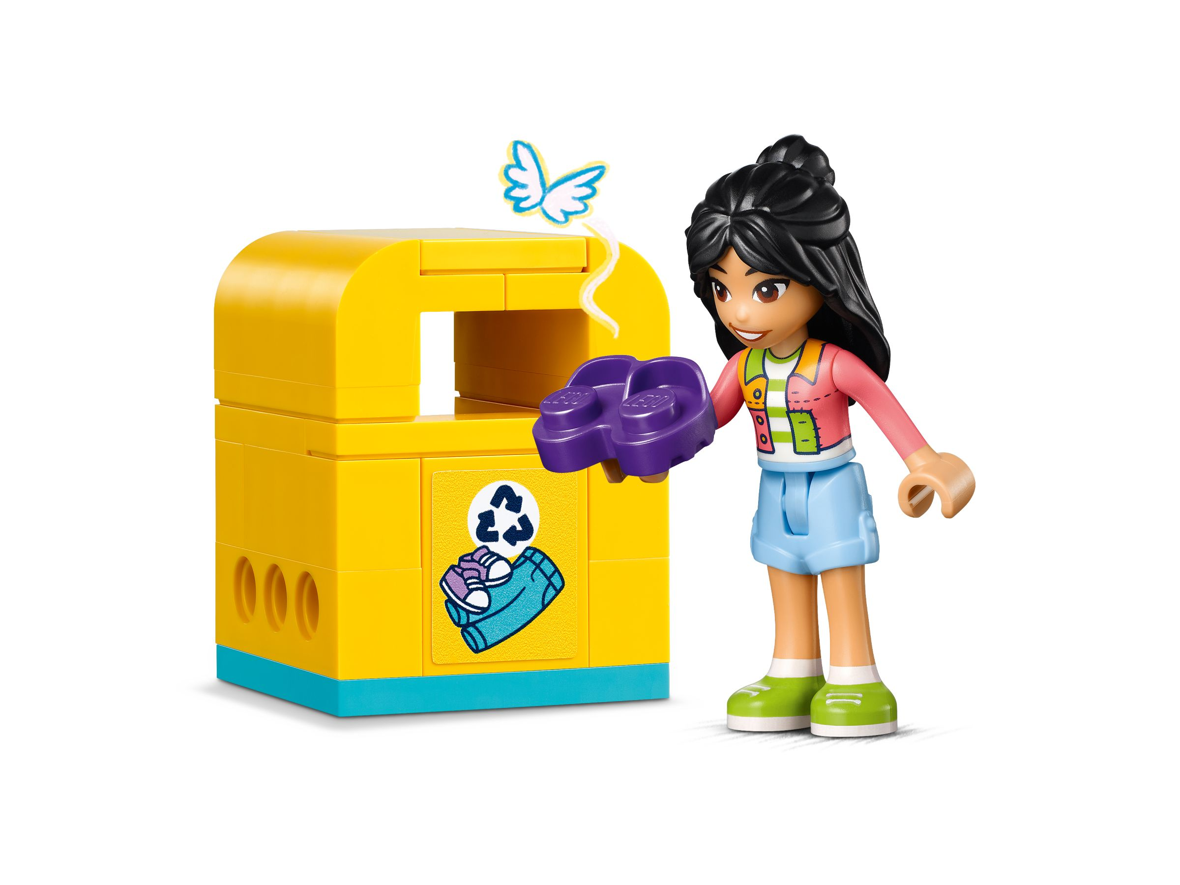 Mädchen wirft lila Teil in gelben Mülleimer mit Recycling-Symbol.