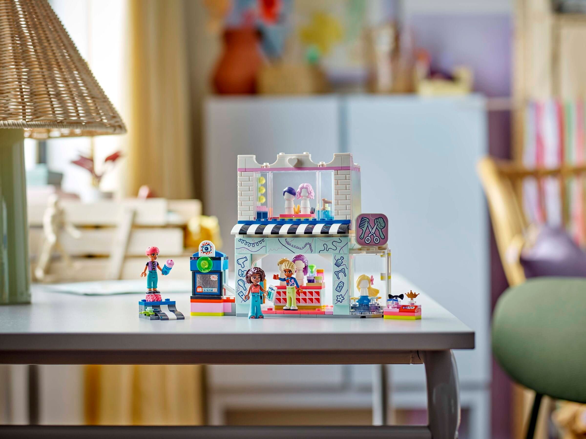 Lego-Friseursalon mit Figuren, einem Automaten und einer Schere.