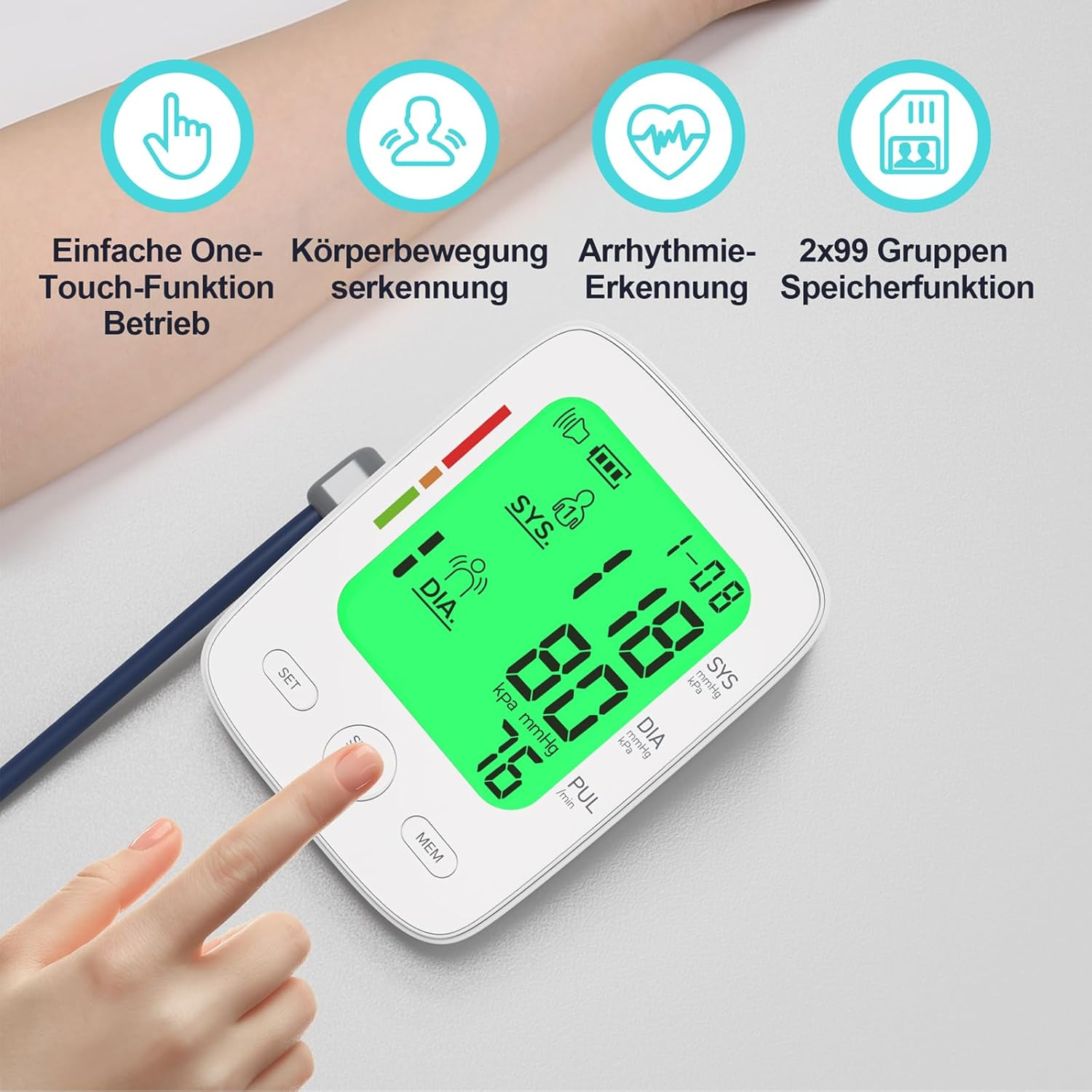 Ein weißes Blutdruckmessgerät mit grünem Display zeigt Werte an. Eine Hand drückt einen Knopf.
