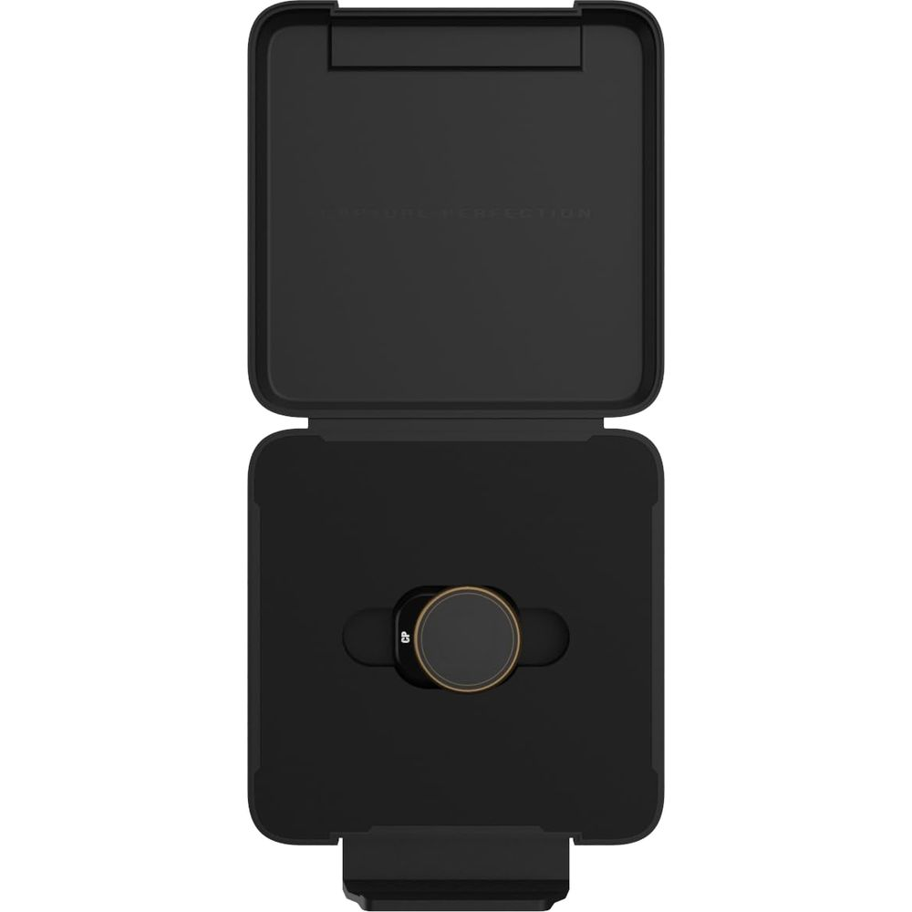 Czarne etui z filtrem obiektywu pośrodku.