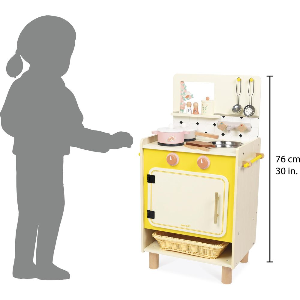 Ein Kindersilhouett steht neben einer gelben Spielküche mit Kochutensilien und einem Korb.