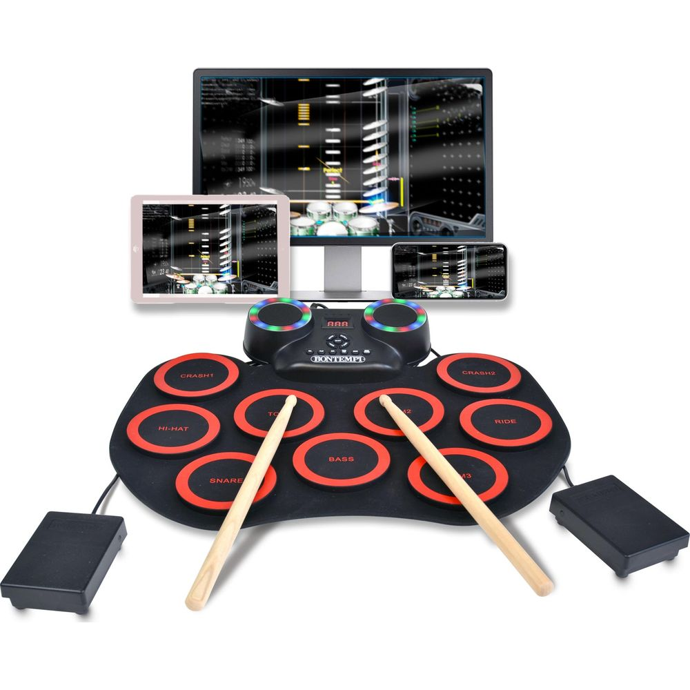 Cyfrowy zestaw perkusyjny z pałeczkami stoi przed wieloma ekranami pokazującymi oprogramowanie muzyczne.