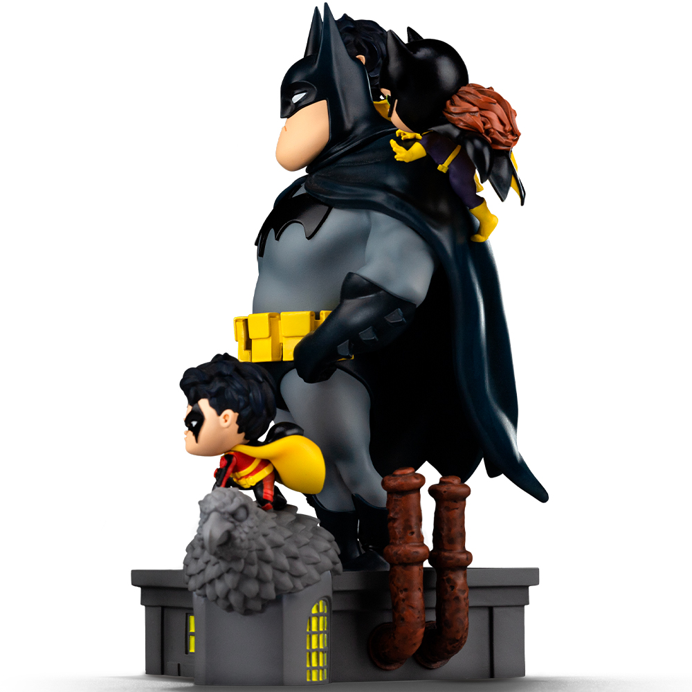 Batman mit Robin und Batgirl auf einem Dach mit Rohren.