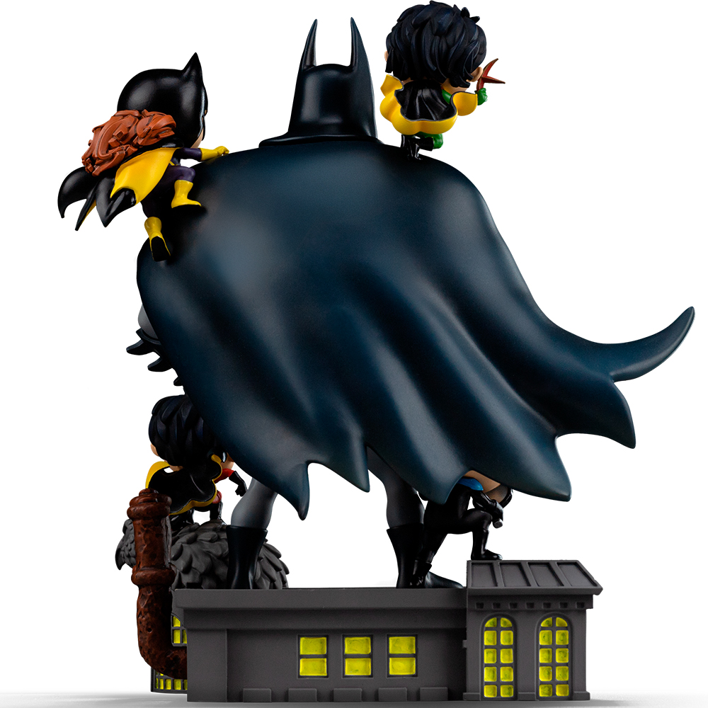 Batman mit drei Robins auf einem Gebäude, weiße Kulisse.