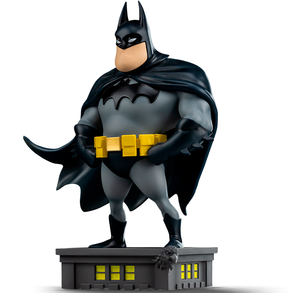 Eine Batman-Figur steht auf einem Gebäude mit gelbem Gürtel und schwarzem Umhang.
