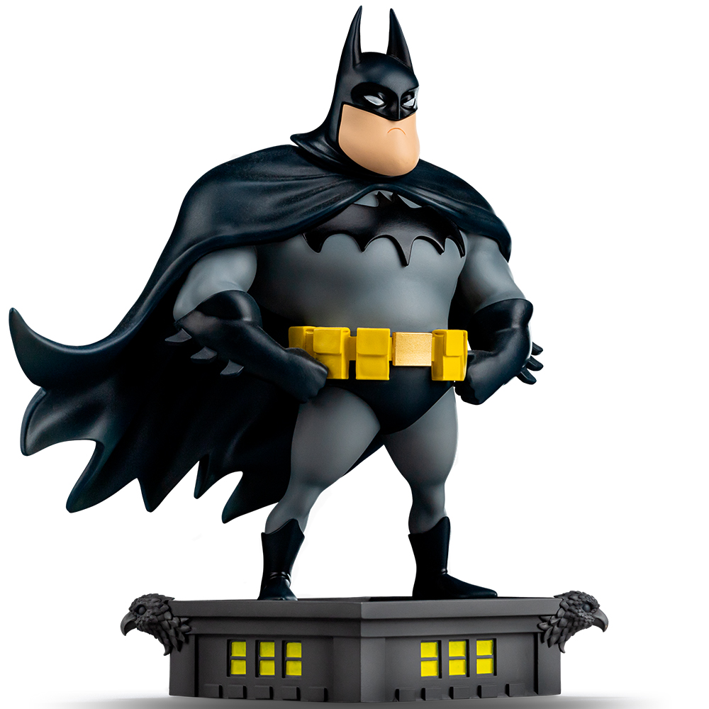 Batman-Figur auf einem Sockel mit Greifenkopf und Fenstern.