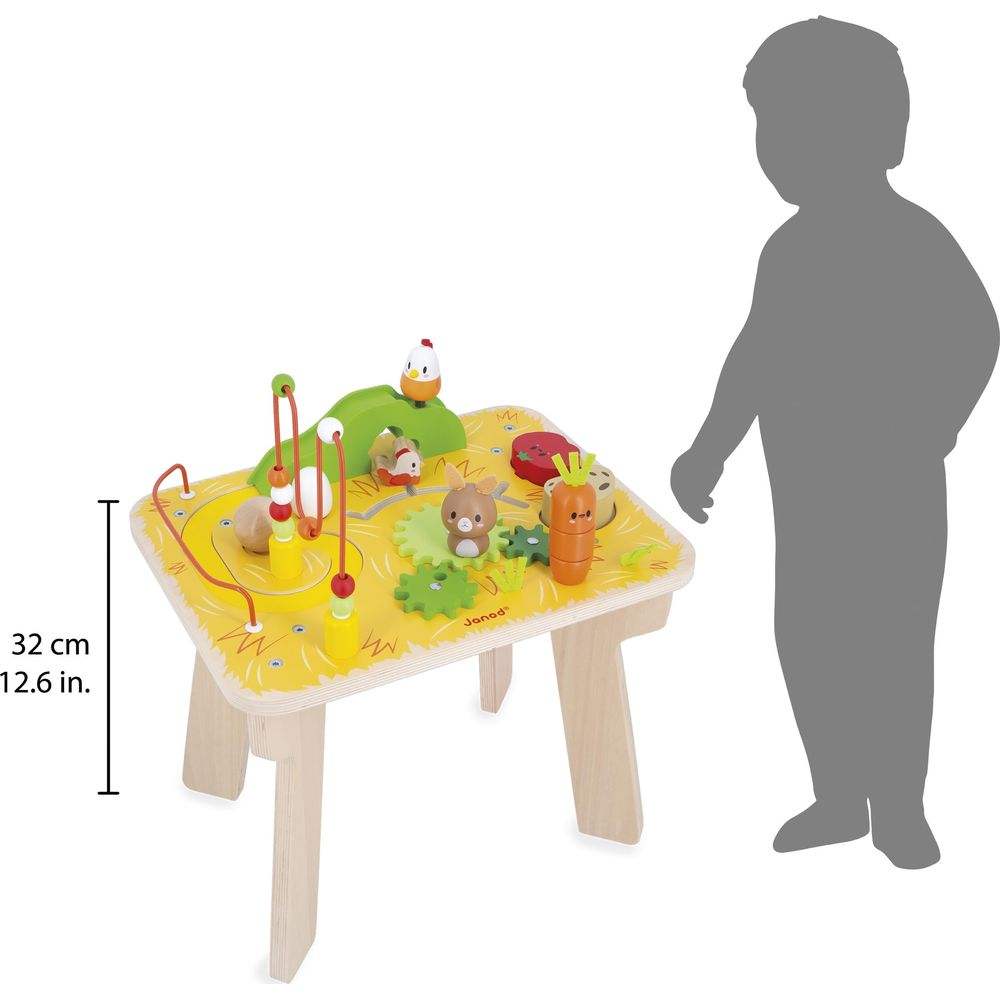 Tavolo in legno con animali da fattoria e labirinto di perline. Silhouette di un bambino accanto.
