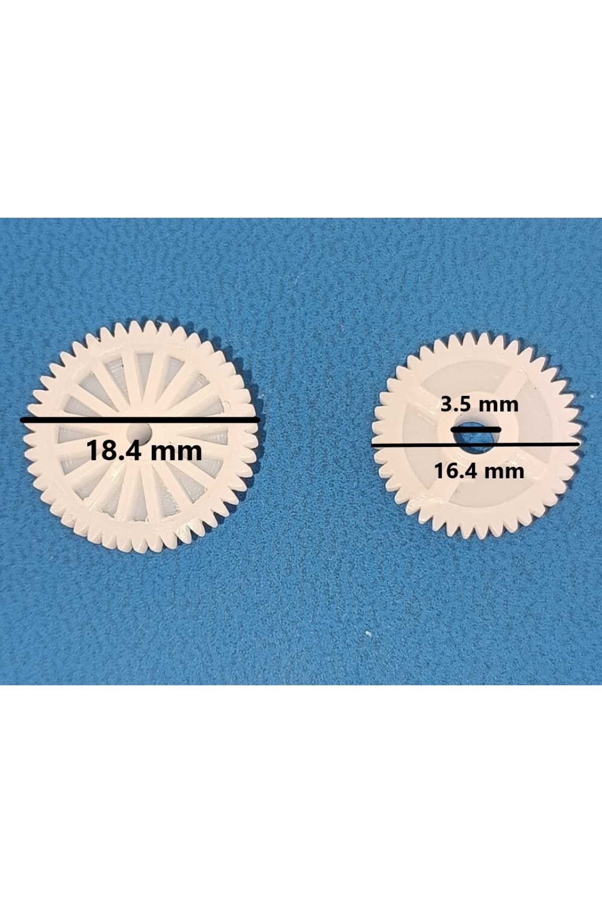 Mavi arka plan üzerinde iki beyaz dişli. Biri 18,4 mm ölçüsünde.