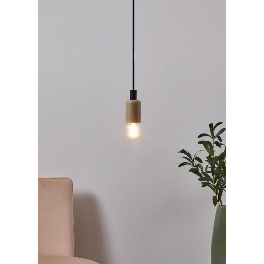 Une lampe suspendue avec base en bois clair et ampoule au-dessus d'une chaise.