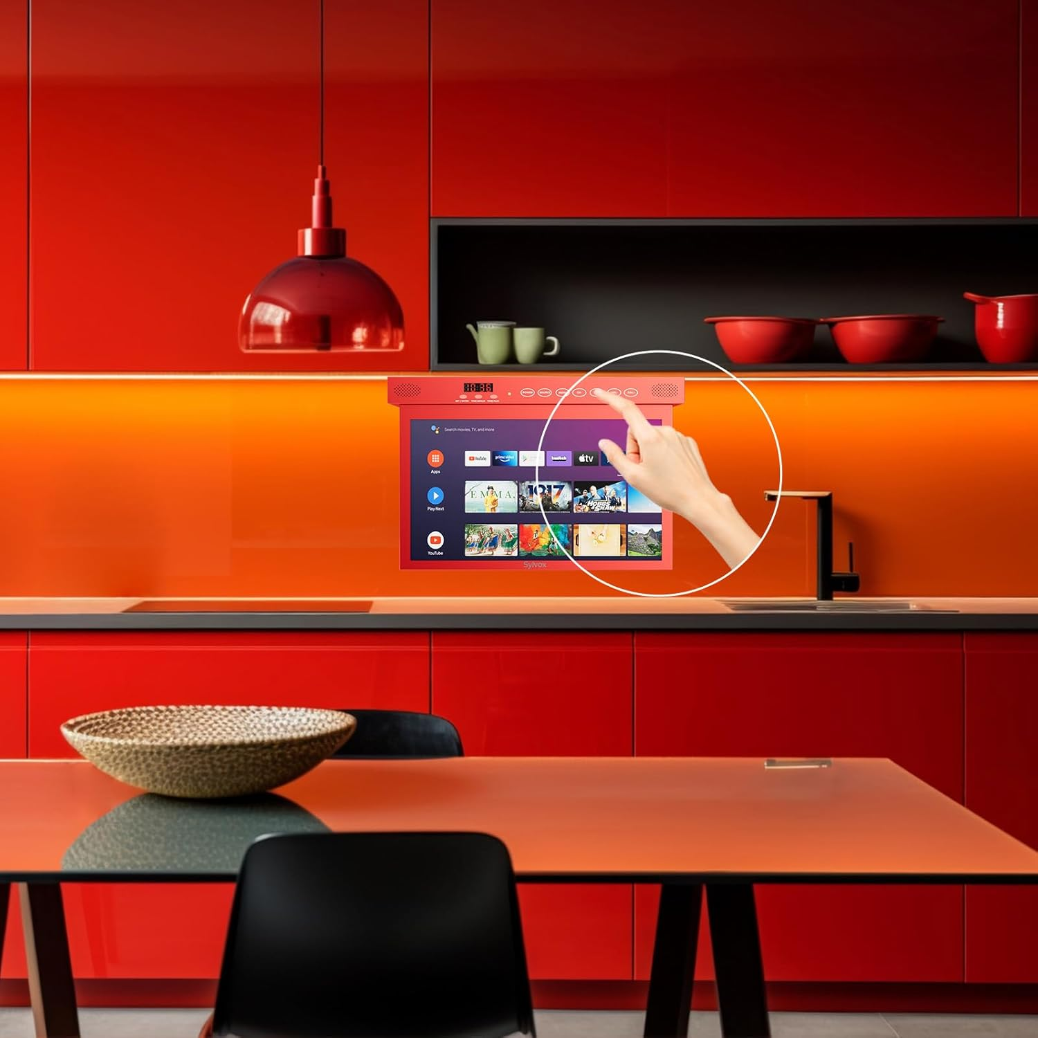 Moderna cocina roja con pantalla táctil y mesa de comedor.
